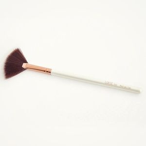 LUXIE BEAUTY 560 Medium Fan Flawless Brush